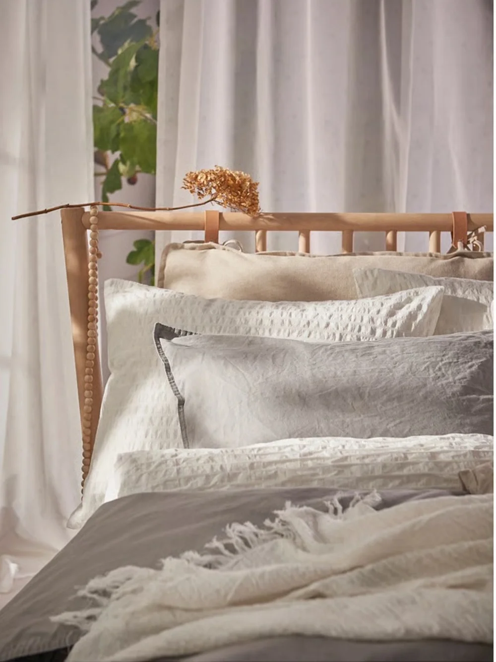 White Comforter Full/Queen Set with Off White Decorative Cushion Covers